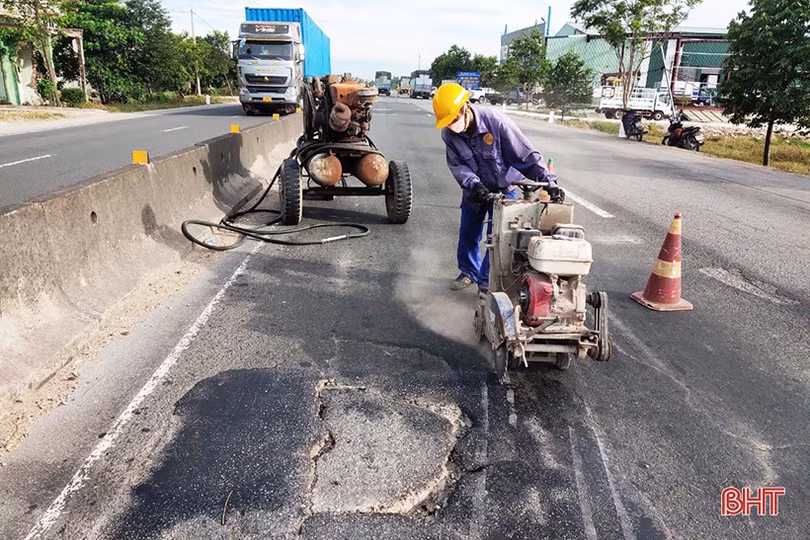 Tập trung máy móc, nhân công khắc phục hư hỏng trên Quốc lộ 1, đoạn qua Hà Tĩnh