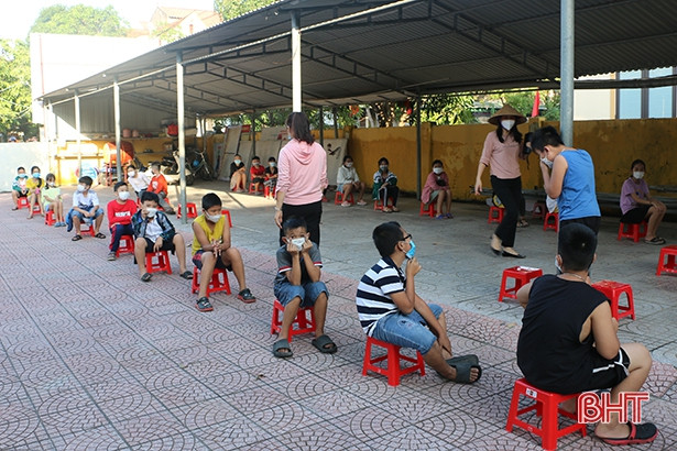 Lãnh đạo Sở Y tế Hà Tĩnh giám sát lấy mẫu sàng lọc cho học sinh, giáo viên