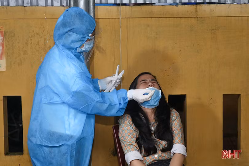 Tổng lực lấy mẫu, xét nghiệm diện rộng trong đêm ở TP Hà Tĩnh