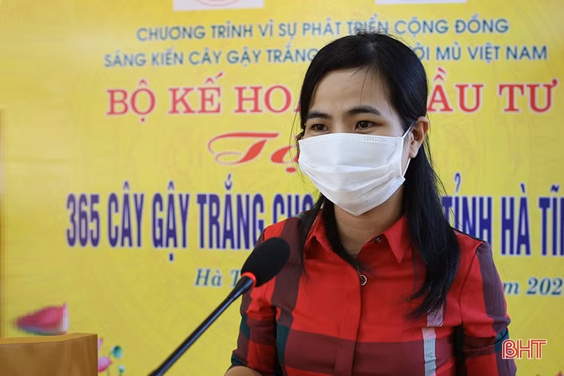 Bộ Kế hoạch và Đầu tư trao 365 cây gậy trắng cho người khiếm thị Hà Tĩnh