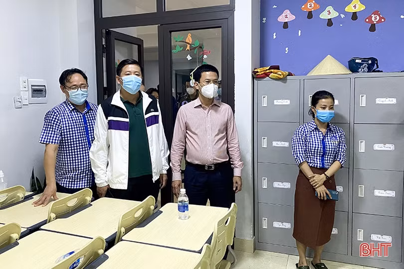 Lãnh đạo TP Hà Tĩnh và huyện Thạch Hà kiểm tra, chỉ đạo công tác truy vết, xét nghiệm