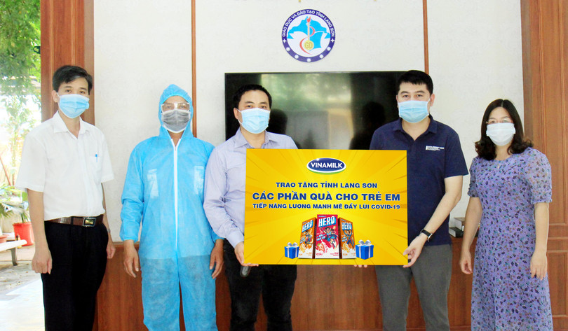 3.000 phần quà 1/6 của Vinamilk đến với các trẻ em đang cách ly tại 7 địa phương là “điểm nóng” Covid - 19