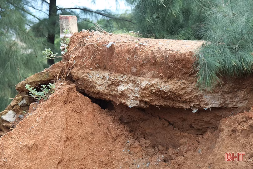 Sụt lở lớn gần cắt đứt giao thông trên tuyến quốc phòng ven biển Hà Tĩnh