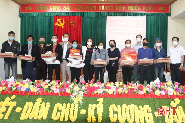 Trao 200 suất quà cho người dân có hoàn cảnh khó khăn ở Vũ Quang