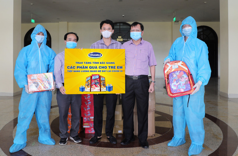 3.000 phần quà 1/6 của Vinamilk đến với các trẻ em đang cách ly tại 7 địa phương là “điểm nóng” Covid - 19