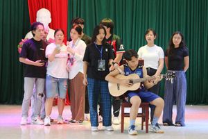 Đoàn đại biểu Trại hè Việt Nam giao lưu, tặng quà cho trẻ mồ côi