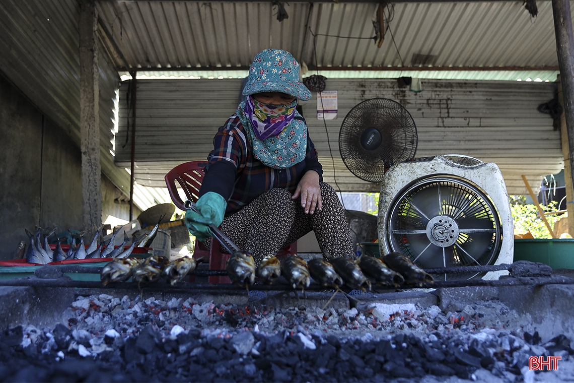 Miệt mài mưu sinh giữa trời nắng nóng ở Hà Tĩnh