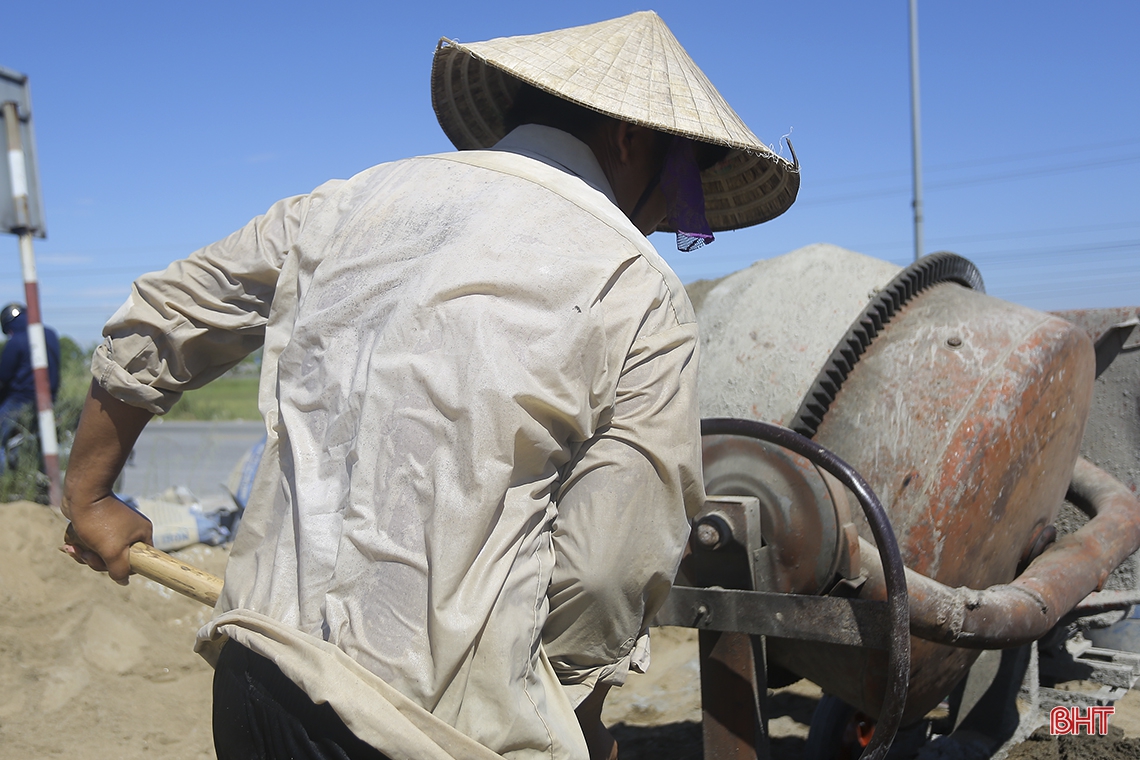 Miệt mài mưu sinh giữa trời nắng nóng ở Hà Tĩnh