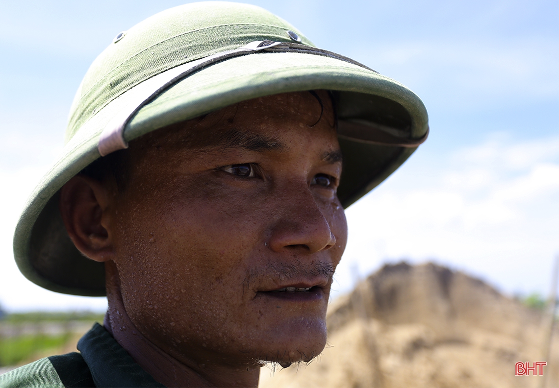 Miệt mài mưu sinh giữa trời nắng nóng ở Hà Tĩnh