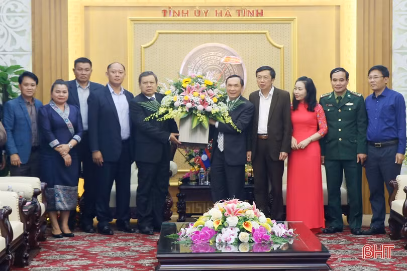 Đoàn công tác tỉnh Savannakhet chúc tết Đảng bộ và nhân dân Hà Tĩnh