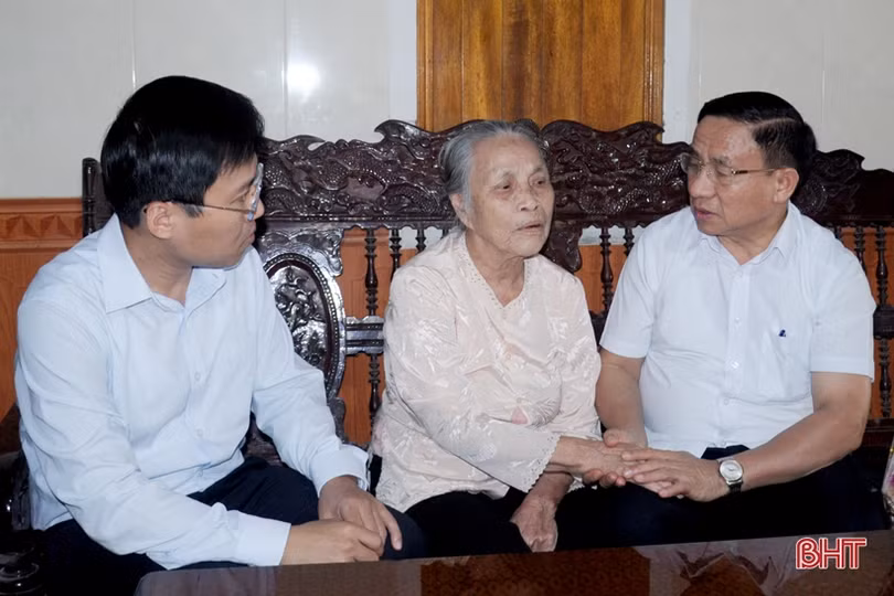 Bí thư Tỉnh ủy Lê Đình Sơn thăm, chúc tết các gia đình chính sách 