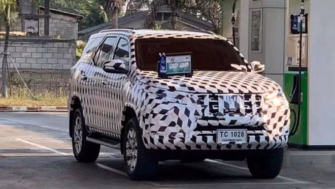 Toyota Fortuner phiên bản mới lần đầu lộ diện với lưới tản nhiệt siêu to