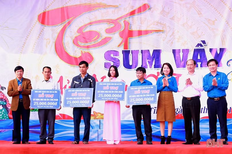 Công đoàn ngành Giáo dục Hà Tĩnh trao 419 suất quà cho học sinh, giáo viên