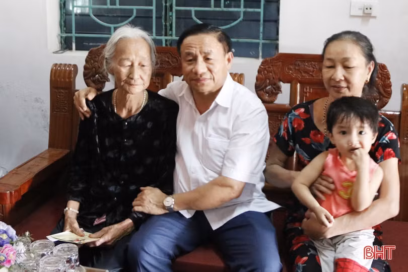 Bí thư Tỉnh ủy thăm hỏi, tặng quà Mẹ Việt Nam Anh hùng tại Đức Thọ