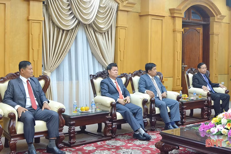 Lãnh đạo các tỉnh Bôlykhămxay, Khăm Muộn thăm và chúc tết Đảng bộ, nhân dân Hà Tĩnh