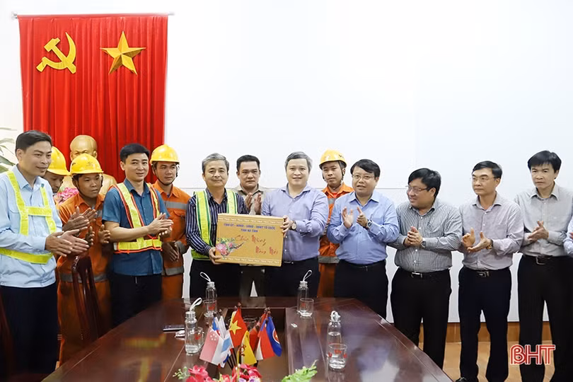 Lãnh đạo UBND tỉnh Hà Tĩnh chúc tết cấp ủy, chính quyền thị xã Kỳ Anh và DN trong KKT Vũng Áng