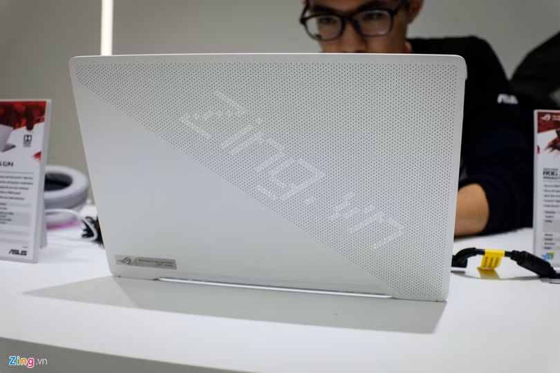 Chi tiết laptop 14 inch mạnh, nhẹ nhất thế giới