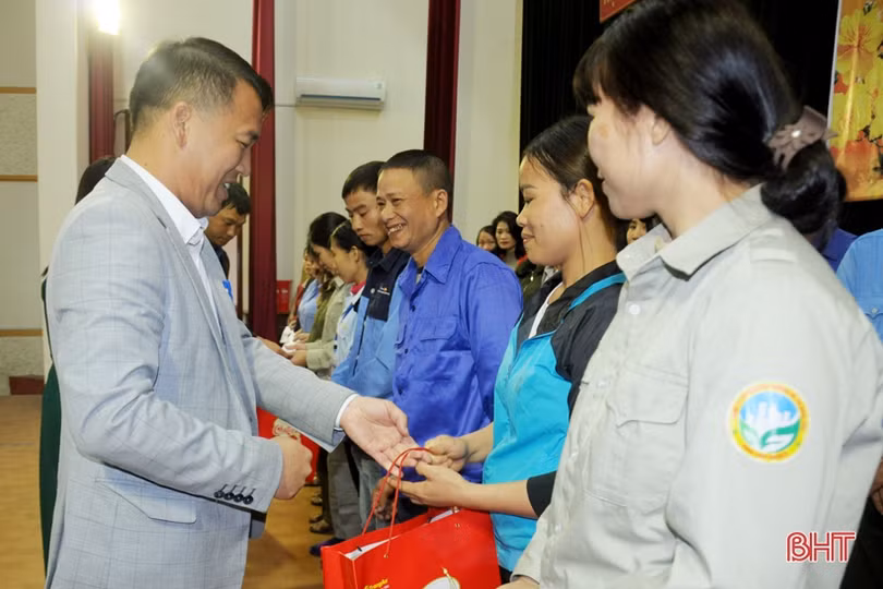 Bộ trưởng Bộ Tư pháp Lê Thành Long vui “Tết sum vầy” với người lao động Hà Tĩnh