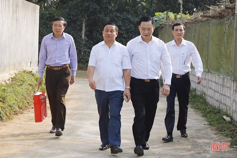 Bí thư Tỉnh ủy thăm hỏi, tặng quà Mẹ Việt Nam Anh hùng tại Đức Thọ