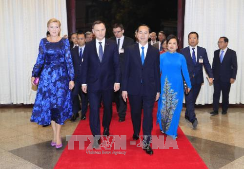 chu tich nuoc ca ngoi ve dep cua ba lan qua tho to huu