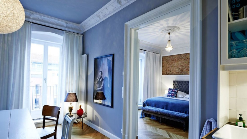 Gorki Apartments, Berlin, Đức: Khách sạn này nằm bên trong một tòa nhà chung cư được xây dựng thế kỷ XIX và dành cho những du khách đi một mình. Xung quanh khách sạn là quán bar và nhà hàng lớn, ngay trung tâm của Mitte. Mỗi căn hộ đều có phòng ngủ, phòng tắm và khu vực ăn uống với lối trang trí pha trộn giữa cổ điển và nghệ thuật hiện đại. Bên cạnh đó, điểm đặc biệt nhất của khách sạn là những nhân viên thú vị cùng nhiều dịch vụ như trợ giúp đặc biệt, giặt là, hoặc đặt rượu vang tận phòng hay hoa hàng ngày. Giá thuê những căn hộ này là khoảng 128 USD cho một đêm. 10 khach san can ho tuyet dep tren the gioi