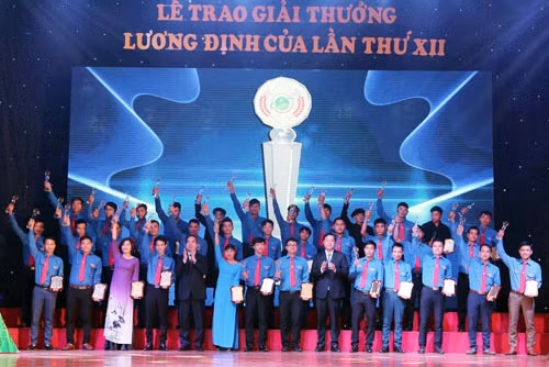 2 thanh nien ha tinh vinh du nhan giai thuong luong dinh cua