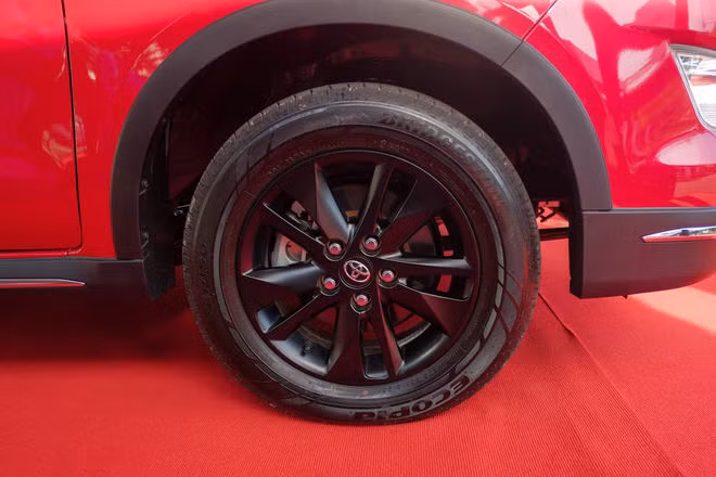 can canh toyota innova venturer gia 855 trieu dong