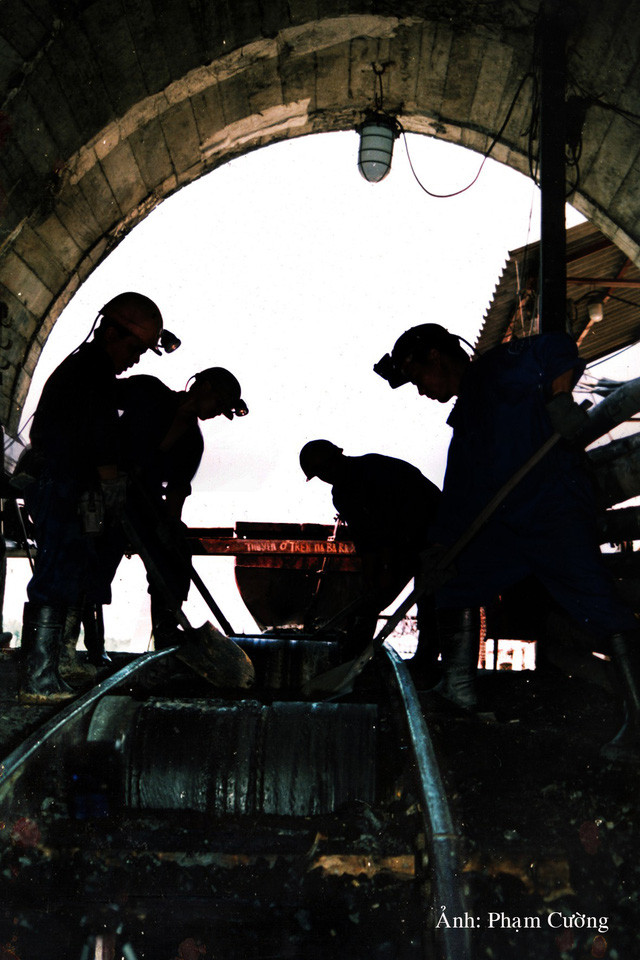 khoanh khac chan that ve cuoc song cua nhung nguoi tho mo o quang ninh