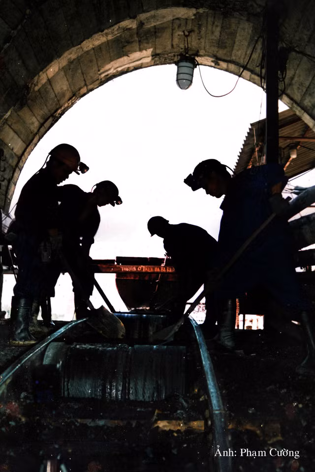 khoanh khac chan that ve cuoc song cua nhung nguoi tho mo o quang ninh