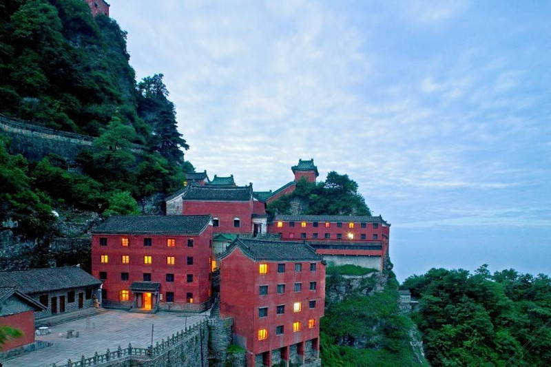 Quần thể nhà cổ trên núi Võ Đang: Những ngôi đền, cung điện và tu viện nằm trên những con dốc tuyệt đẹp thuộc dãy núi Võ Đang, hội tụ tinh hoa kiến trúc và nghệ thuật của Trung Quốc. Ảnh: Karl Johaentges/Alamy Stock Photo. 20 di san the gioi an tuong nhat cua trung quoc