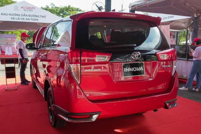 can canh toyota innova venturer gia 855 trieu dong