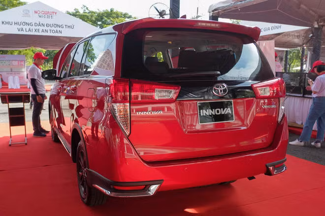 can canh toyota innova venturer gia 855 trieu dong