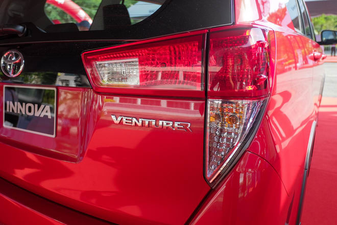 can canh toyota innova venturer gia 855 trieu dong