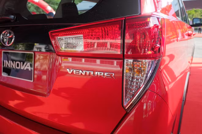 can canh toyota innova venturer gia 855 trieu dong