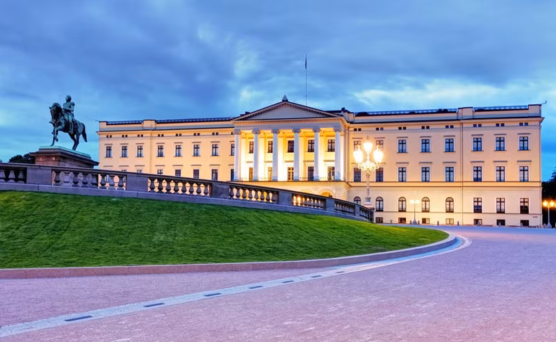 Cung điện Hoàng gia Oslo, Na Uy: Cung điện Hoàng gia ở Oslo được xây dựng vào nửa đầu thế kỷ 19, có 173 phòng và từng là nơi ở của vua Charles III Thụy Điển. Hiện nay, cung điện là nơi ở chính thức của quốc vương Na Uy, trong khi gia đình thái tử sống tại Skaugum ở Asker phía tây Oslo. Ảnh: TTstudio. 10 cung dien xa hoa cua hoang gia o chau au