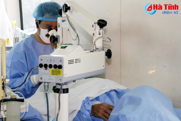 thay thuy tinh the cho 150 nguoi dan ha tinh ngay tren xe o to luu dong