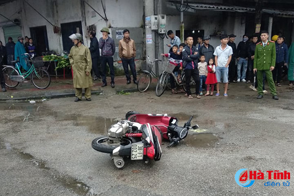 va cham voi nguoi bang qua duong nam thanh nien bay len via he va tu vong