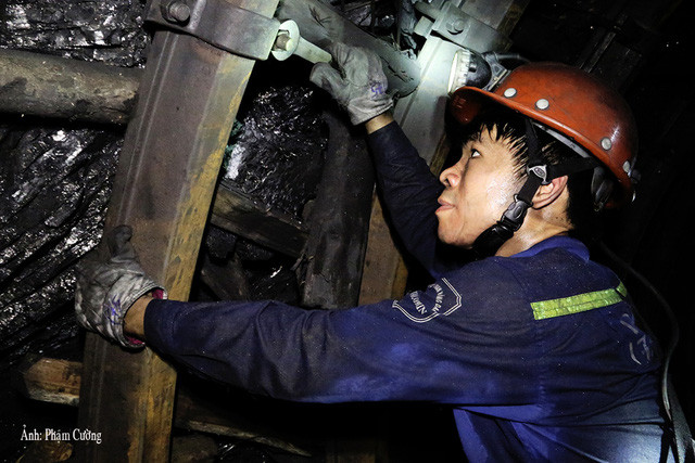 khoanh khac chan that ve cuoc song cua nhung nguoi tho mo o quang ninh