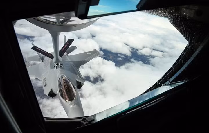 can canh sieu chien dau co f 35 pho dien suc manh tren khong