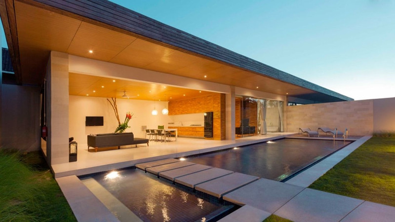 One Eleven Bali, Indonesia: Bên cạnh những khu nghỉ dưỡng xa hoa, One Eleven là nơi lý tưởng cho du khách tìm kiếm một nơi nghỉ ngơi yên tĩnh và thoải mái tại Bali. Nằm cách bãi biển 20 phút đi bộ, One Eleven có 9 biệt thự theo kiểu căn hộ được xây dựng từ gỗ, đá và kính, có sân cỏ và hồ bơi riêng. Mặc dù mỗi phòng đều có bếp riêng với đầy đủ mọi thứ theo yêu cầu, khách sạn còn có nhà hàng Nhật Bản Shiro, nổi tiếng với món sushi ngon nhất Bali. Giá thuê biệt thự của khách sạn là từ 340 USD một đêm. 10 khach san can ho tuyet dep tren the gioi