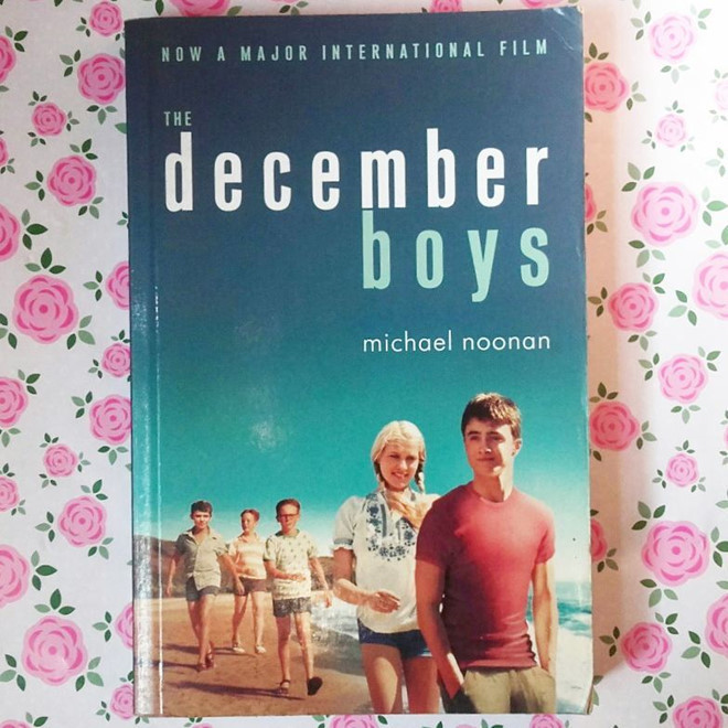 Những chàng trai tháng 12 đã được chuyển thể thành phim với sự góp mặt của Daniel Radcliffe. nhung cuon sach hay nhat viet ve thang muoi hai