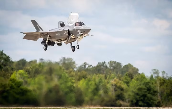 can canh sieu chien dau co f 35 pho dien suc manh tren khong