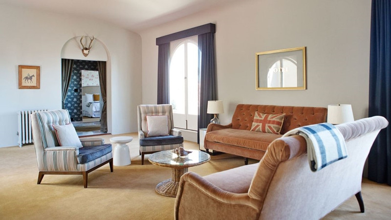 Palihouse Santa Monica, Santa Monica, Mỹ: Đặt phòng tại Palihouse, khách sạn thanh lịch nằm gọn trong một góc khu dân cư đầy cây xanh của Santa Monica, du khách dễ dàng cảm thấy mình giống như một người dân địa phương thực sự. Những căn hộ rộng rãi với đồ trang trí cổ, trần nhà bằng gỗ và những cửa sổ khổng lồ đón gió biển mang đến cho khách du lịch một ngôi nhà quyến rũ. Ngoài ra, căn hộ còn có phòng bếp được trang bị đầy đủ cùng dịch vụ phòng 24/7. Giá thuê căn hộ tại Palihouse dao động trong khoảng từ 540 USD cho một đêm. 10 khach san can ho tuyet dep tren the gioi