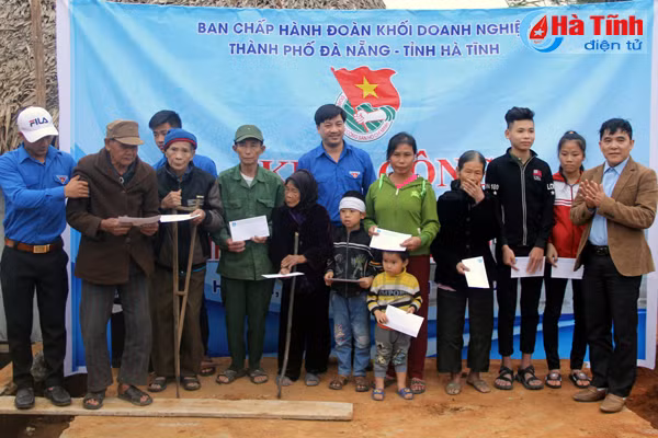 trao nha khan quang do cho gia dinh hoc sinh kho khan