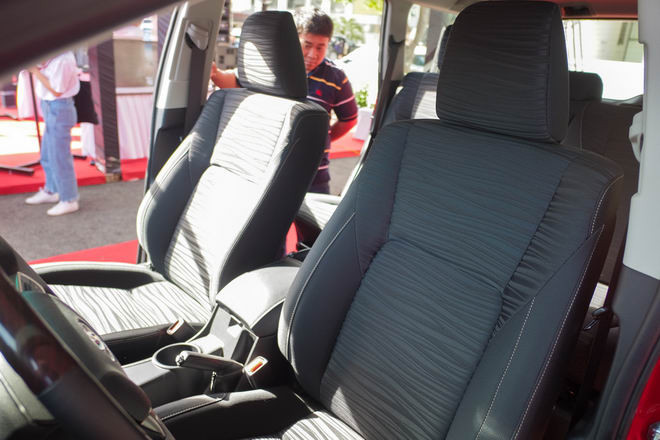 can canh toyota innova venturer gia 855 trieu dong