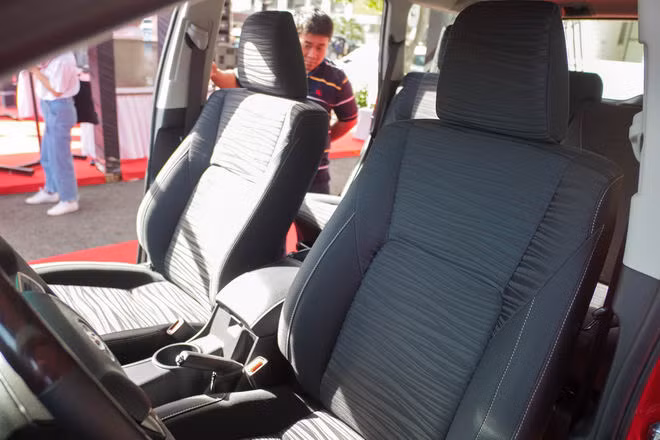 can canh toyota innova venturer gia 855 trieu dong