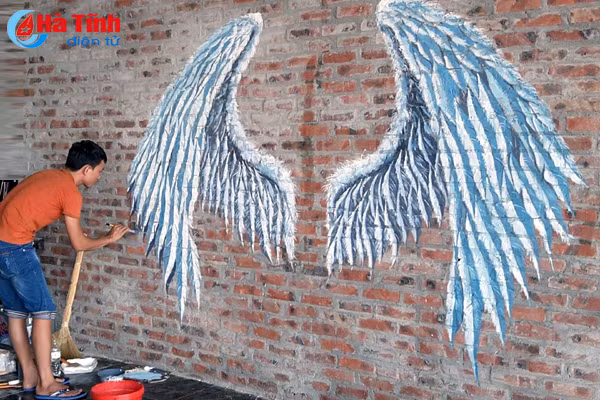 giup can nha song dong voi tranh ve tuong