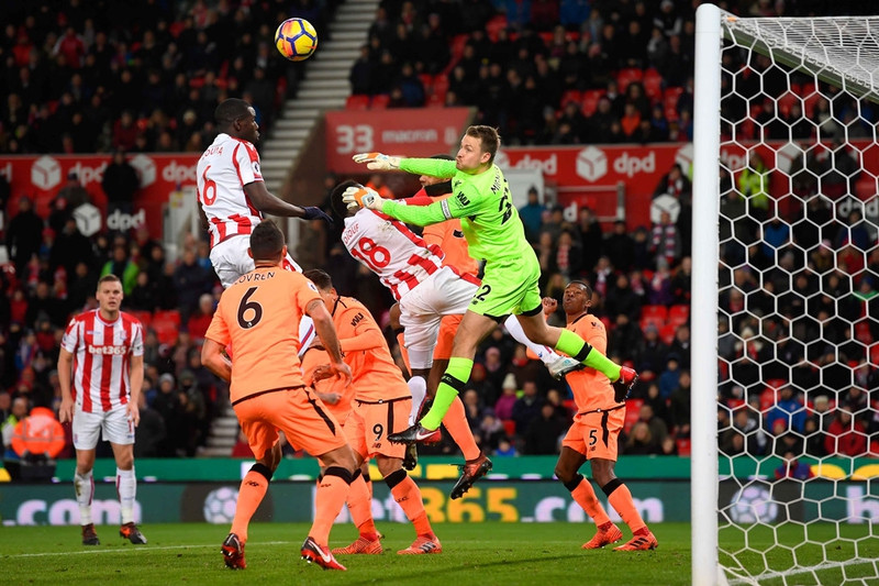 salah lap cu dup liverpool thang dam stoke de ap sat top 4