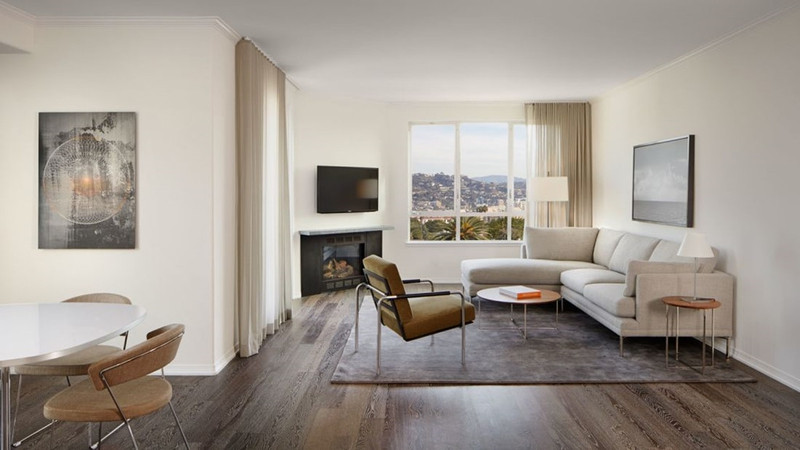 AKA Beverly Hills, Mỹ: Khách sạn AKA Beverly Hills mang lại cho du khách không gian và tiện nghi giống như một khách sạn 5 sao. Khách sạn có 88 căn hộ hiện đại gồm một hoặc 2 phòng ngủ cùng nhà bếp đầy đủ tiện nghi. Ngoài ra, khách sạn còn có các dịch vụ sang trọng như rạp chiếu phim 20 chỗ ngồi mỗi đêm, phòng tập thể dục 24 tiếng và sảnh ngoài trời nhìn ra biểu tượng Hollywood. AKA Beverly Hills không chỉ có mặt tại California mà còn xuất hiện tại New York, Washington và London. Để trải nghiệm dịch vụ của khách sạn AKA Beverly Hills, du khách cần chi trả khoảng 452 USD một đêm. 10 khach san can ho tuyet dep tren the gioi