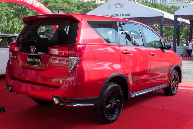 can canh toyota innova venturer gia 855 trieu dong